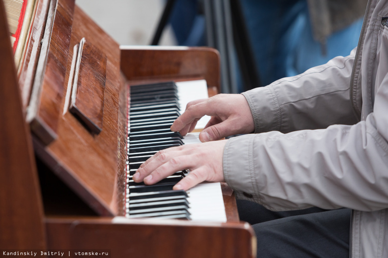 Вандалы сломали уличное пианино на набережной Томска