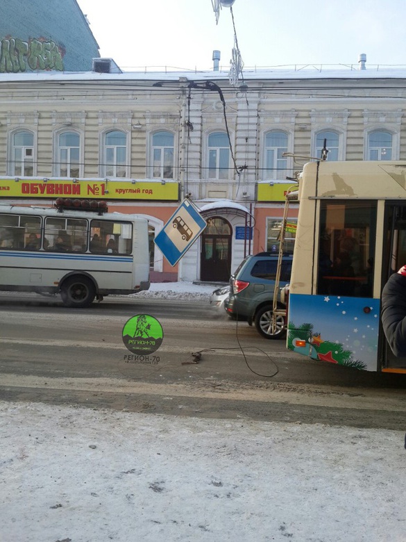 Растяжка троллейбусных проводов оборвалась в центре Томска (фото)
