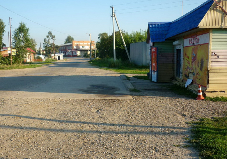 Водитель ВАЗа врезался в магазин в Томске и скрылся, пассажиры получили травмы