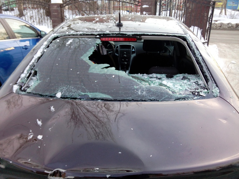 За день в Томске три авто пострадали от сошедшего с крыш снега