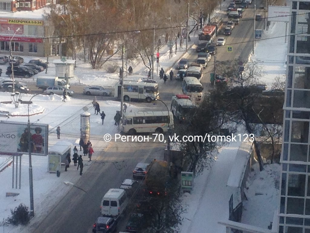 Десятибалльная пробка образовалась на Красноармейской в Томске из-за ДТП с  двумя ПАЗами | 17.11.2016 | Томск - БезФормата