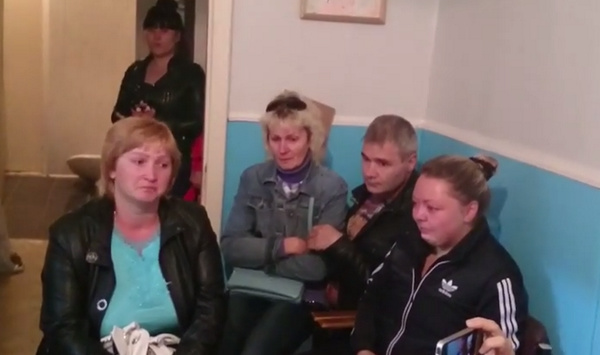 Жены и матери пропавших десантников осадили здание штаба их полка в Костроме