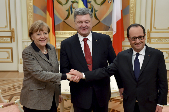 Олланд и Меркель призвали Порошенко выполнять минские соглашения