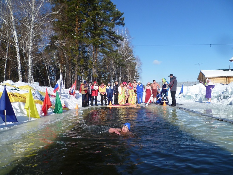 Томички приняли участие в ледяном суточном заплыве в Алтайском крае (фото)