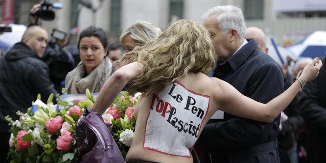 Полуголые Femen помешали Марин Ле Пен возложить цветы в честь Жанны Д'Арк