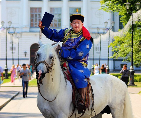 Студент ТГУ приехал за дипломом на коне и в национальном костюме (фото)