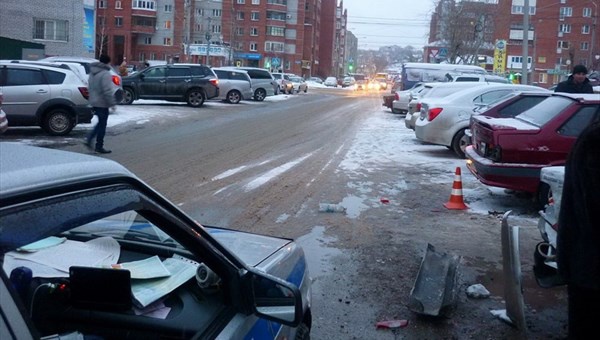 В Томске BMW въехал в четыре стоящих автомобиля