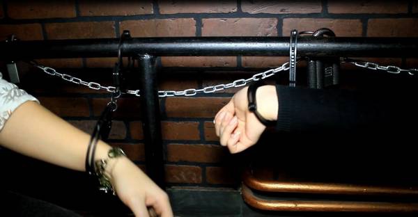 Цепи с наручниками для телки