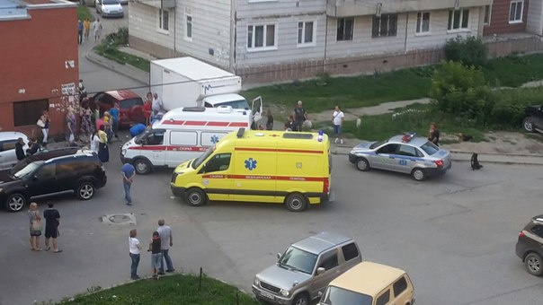 Мальчик попал под колеса грузовика во дворе дома в Томске