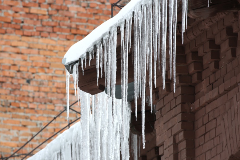 МЧС предупреждает о падении сосулек и снега с крыш