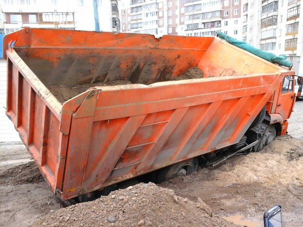 За день в городе несколько грузовиков провалились в ямы на дорогах (фото)