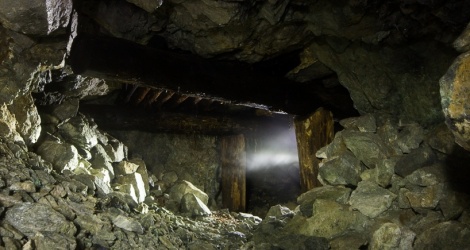 Судебные приставы завалили вход в старую шахту в забайкальском селе, где местные жители незаконно добывали золото