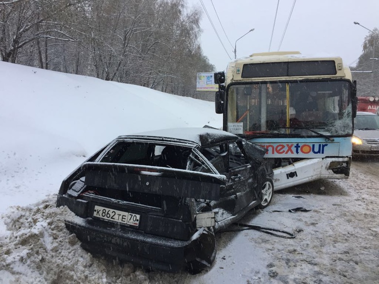 Водитель ВАЗа скрылся после ДТП с троллейбусом в Томске