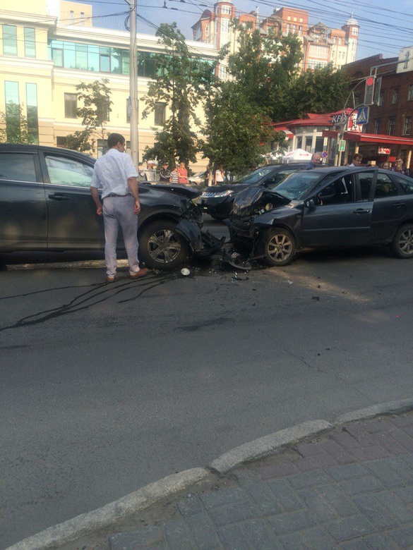 Двое пострадали в лобовой аварии в центре Томска