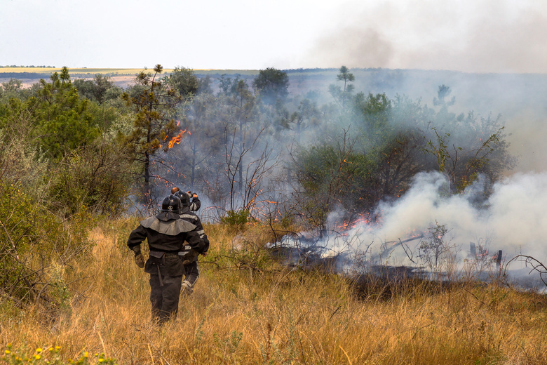 Пожарные отбивают населенные пункты от лесных пожаров в Бурятии