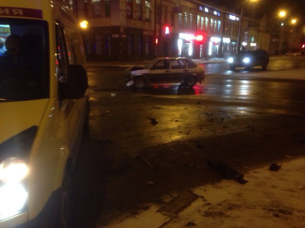 Mercedes на летней резине ночью столкнулся с такси в центре Томска (фото)