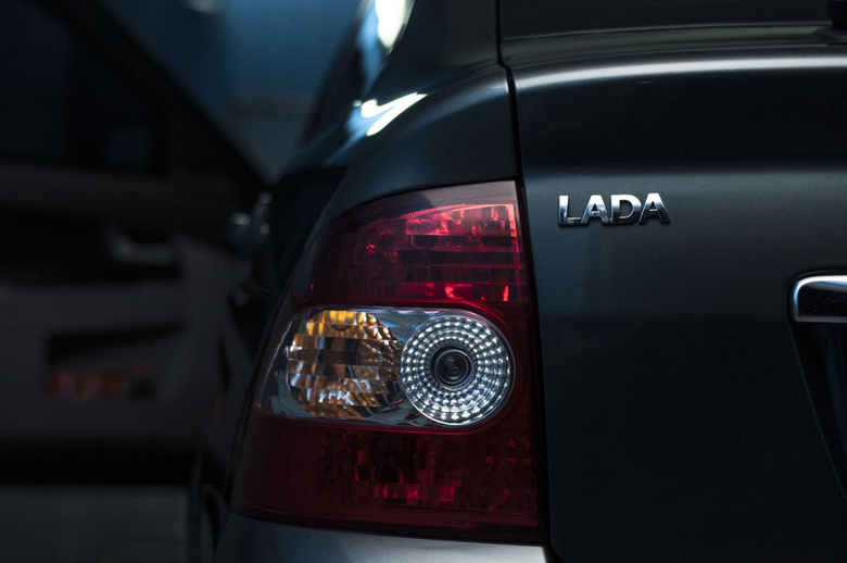 С сегодняшнего дня в Томске выросли цены на автомобили Lada
