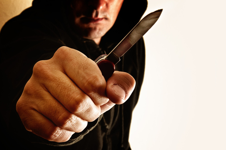 Неизвестный преступник напал с ножом на двух женщин в подъезде жилого дома в Братске