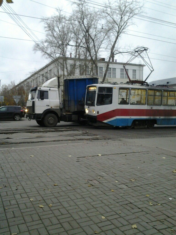 На Кирова грузовик столкнулся с трамваем, движение закрыто (фото)