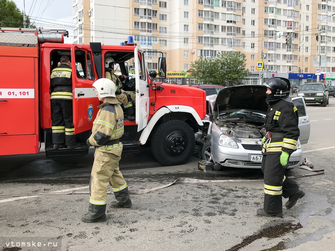 Пожарная машина врезалась в «Приору» на Иркутском тракте | 18.06.2020 |  Томск - БезФормата