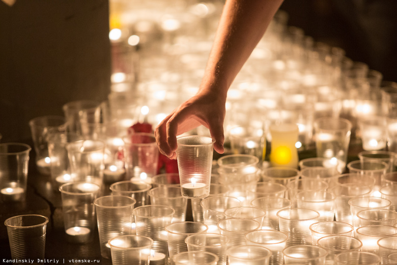 Свечи памяти зажглись в Лагерном саду Томска в канун начала Великой Отечественной войны