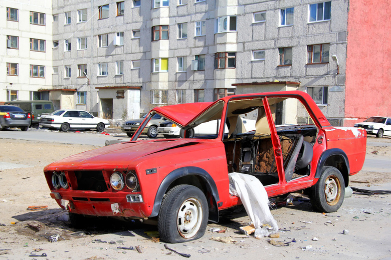 Власти Северска утилизируют авто, брошенные хозяевами