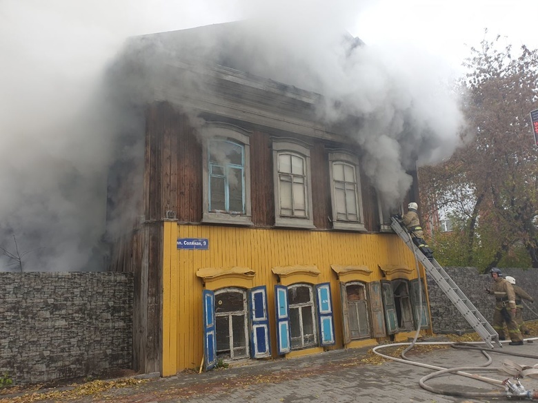 Деревянный 2-этажный дом горит на Соляной в Томске