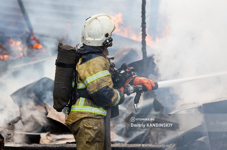 Два дома загорелись в деревне Томского района. Пострадал мужчина