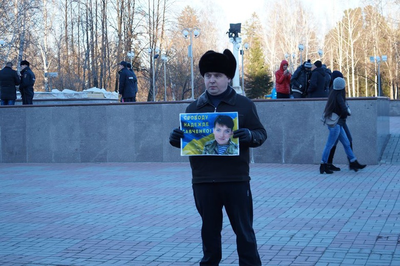 Несколько горожан пытались сорвать пикет томича в поддержку летчицы Савченко