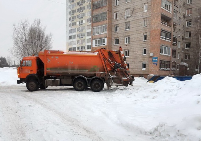 Суд ждет томича, прижавшего своего напарника мусоровозом к баку