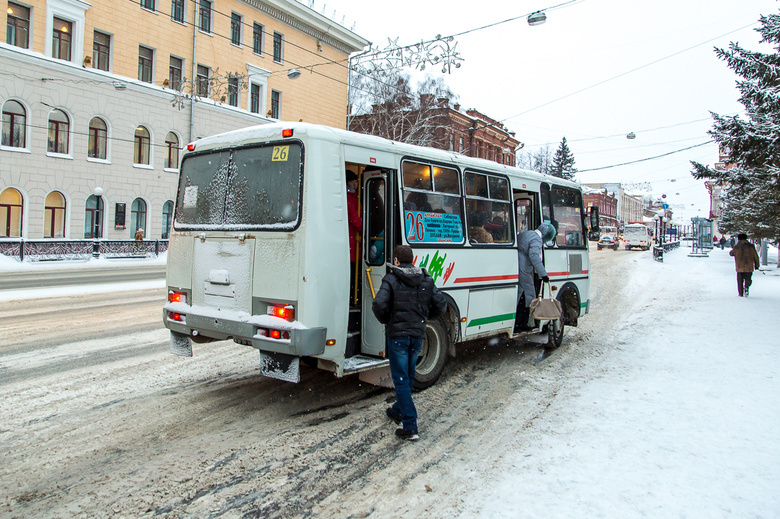 Химреагенты против гололеда начнут применять на остановках Томска на этой неделе