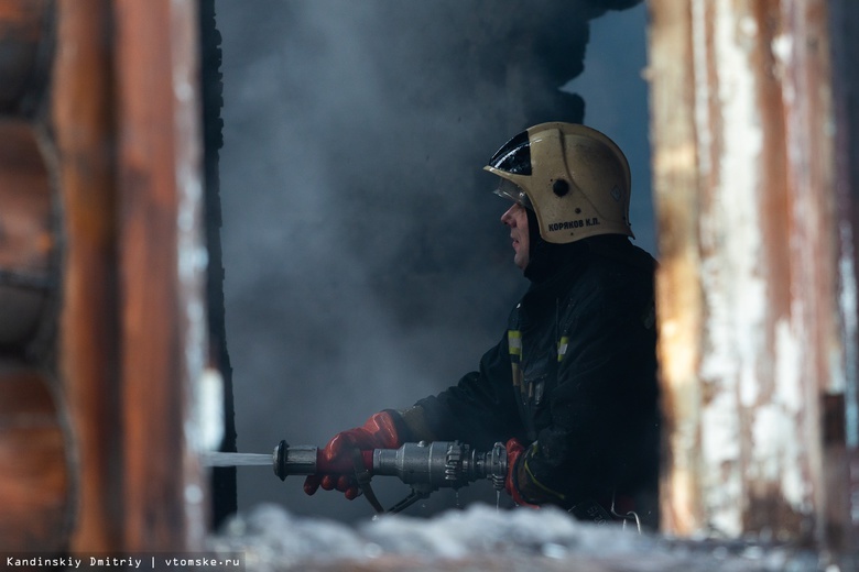 Тело женщины нашли при тушении пожара в жилом доме в Томской области