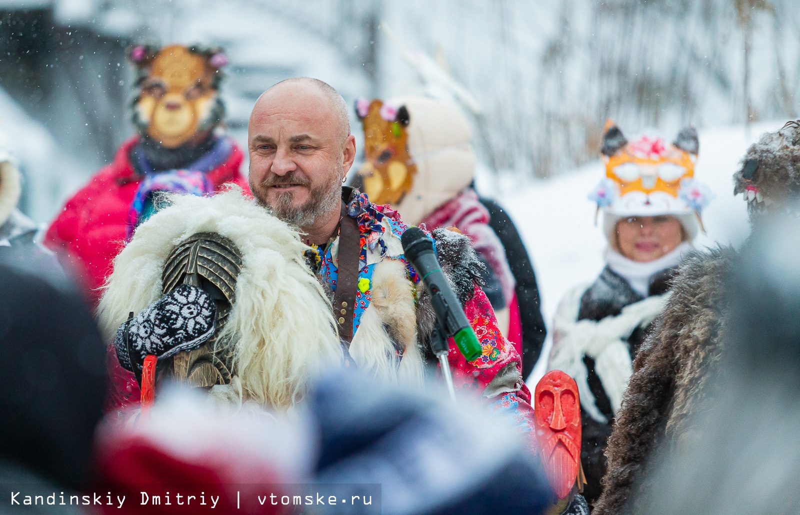 С медведем по соседям»: колядки с танцами, боем в бубен и пирожками  устроили в Томске | 14.01.2023 | Томск - БезФормата