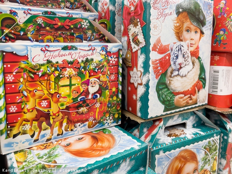Новогодние подарки начали выдавать детям из томских малообеспеченных семей