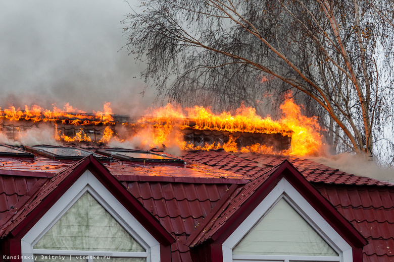 В Томске горит крыша здания «Рекламного дайджеста» (фото)