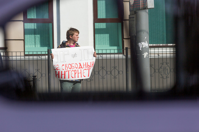 Одиночный пикет «За свободу интернета» в Томске, 2017 год