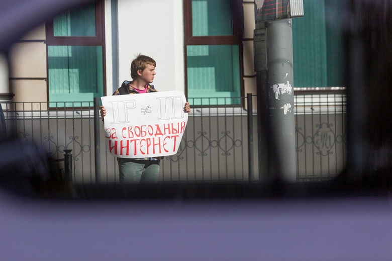 Одиночный пикет «За свободу интернета» в Томске, 2017 год