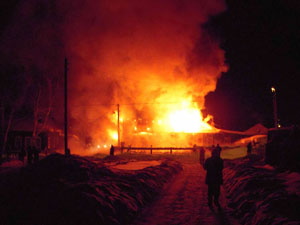 В Ленинском районе во время тушения пожара взорвался газовый баллон (фото)