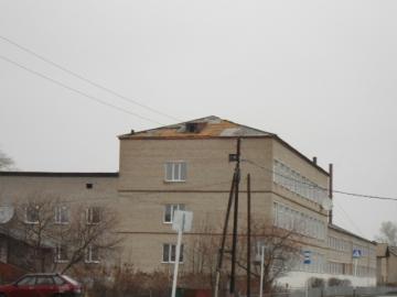 В Бакчаре ветром сорвало часть шифера со школьной крыши