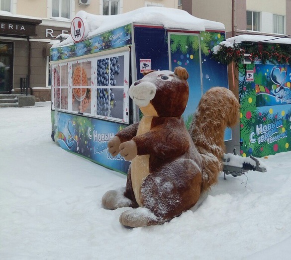 В Томске неизвестные похитили двухметровую белку с рождественской ярмарки