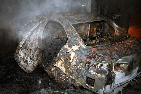 Гараж с Mitsubishi Lancer сгорел в Северске из-за поджога (фото)