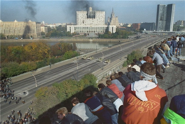 Москва, 4 октября 1993 года. Расстрел танками Дома правительства РФ