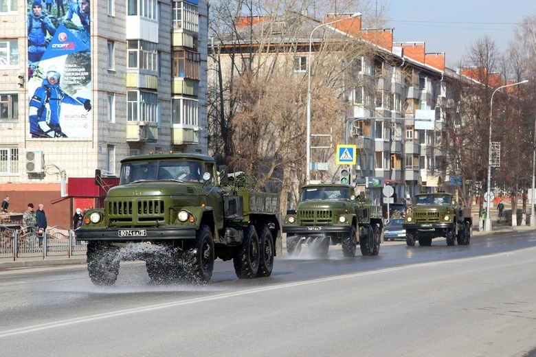 Северские военные начали дезинфицировать улицы при помощи распылителей