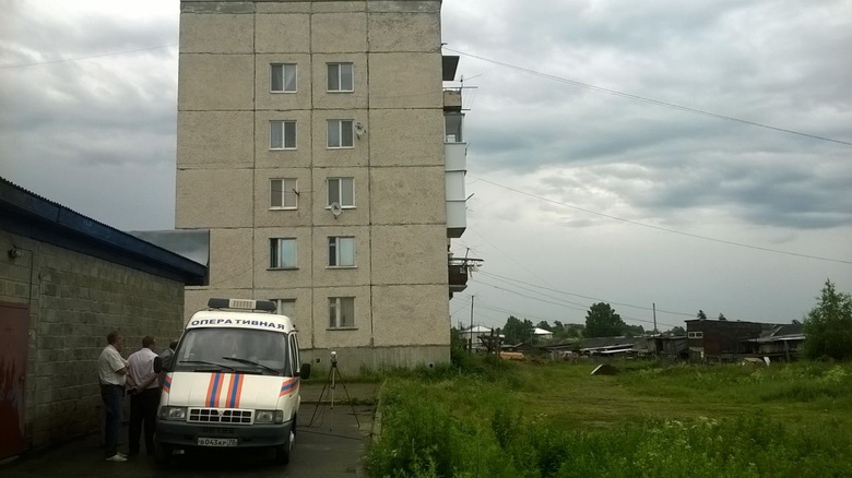 Более 30 квартир дома под Томском, где идет ремонт крыши, затопило во время дождя