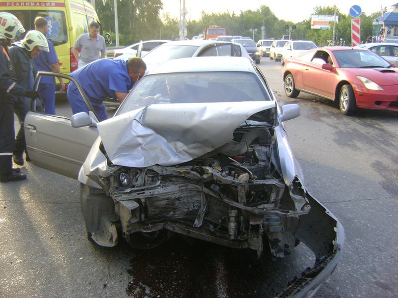 Двое пострадали в столкновении Toyota и Kia на Смирнова в Томске