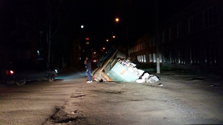 ГИБДД обследует участок дороги в Томске, где провалился мусоровоз
