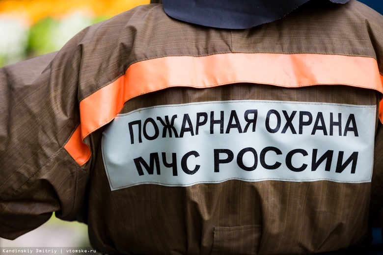 Пожарные бензорезом вскрыли дверь горящей квартиры в Томске и спасли 2 человек