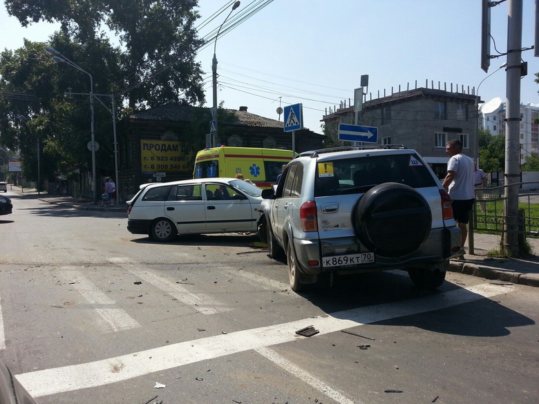 Две Toyota столкнулись на перекрестке в Томске, пострадал пассажир