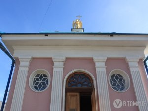 Ограждение вокруг часовни на площади Ленина восстанавливают