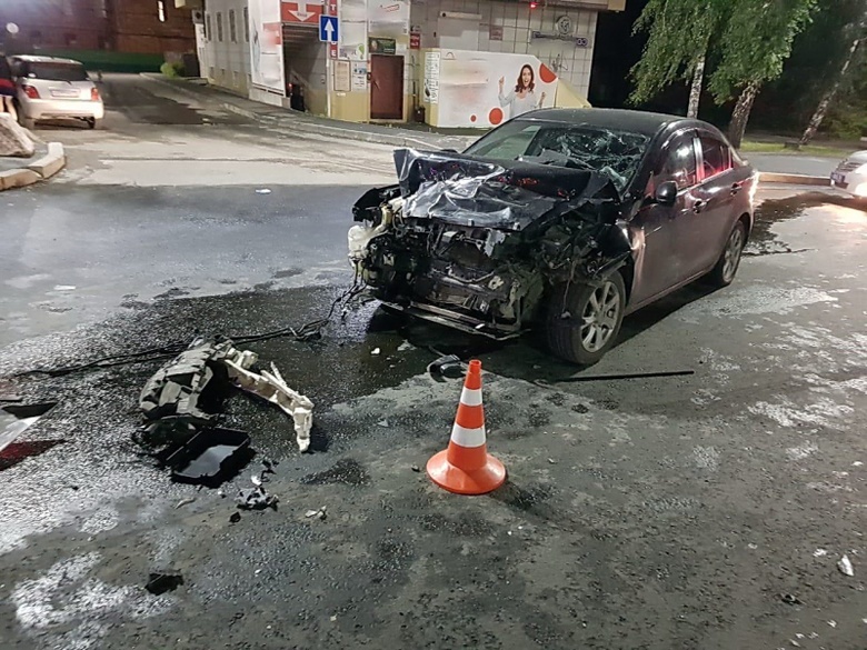 Троих госпитализировали после столкновения Mazda и Ford в Томске